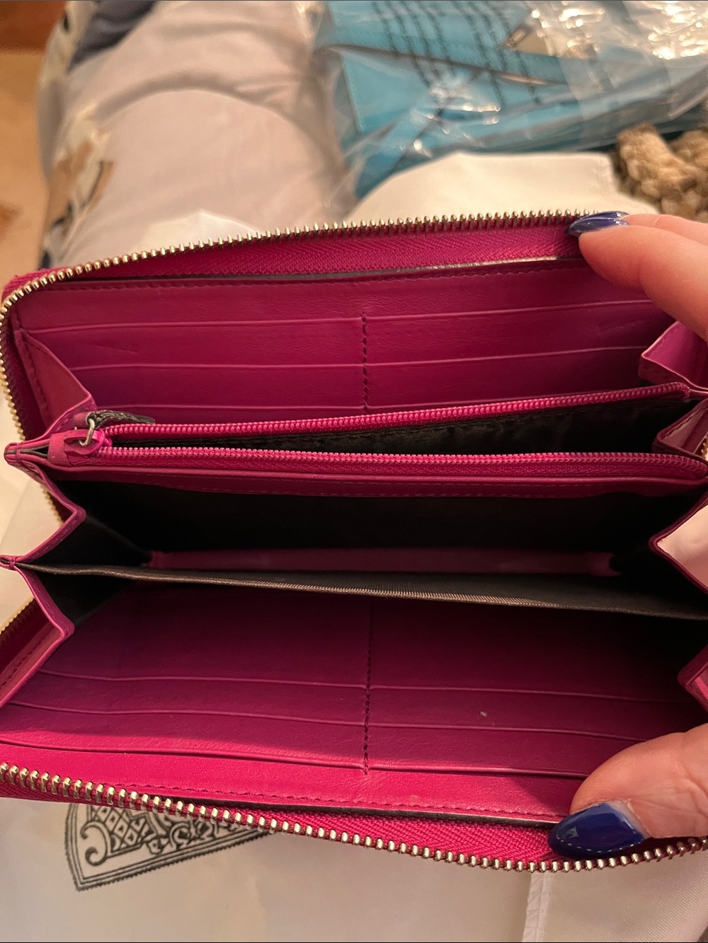 EUC Gucci Fuchsia Patent Leather Soho Zip Around Wallet with Tassel and Dustbag - Picture 6 of 16
